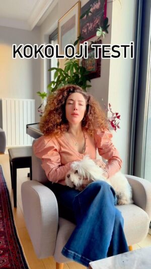 Akasya Asıltürkmen Instagram - Klinik ve türevi yerler, hastalık ve iyileşme mekânıdır. Kendinizi bu senaryoda hayal ederek kendi psikolojinizin zayıf ya da bakıma muhtaç noktalarına dokundunuz.

1-Oğlan çocuğunun tepkisi başkaları hatalarınızı fark ettiğinde ya da sizi eleştirdiğinde sizin vereceğiniz tepkiye eştir.  Sizi duymuyormus gibi mi yaptı, durup özür mü diledi, yoksa şımarık bir velet gibi dilini mi çıkardı? 
Şimdi başkalarının neler hissettiğini biliyorsunuz.

 2-Muayene masasında hasta olarak hayal ettiğiniz kişi zor bir durumda asla güvenemeyeceğinizi düşündüğünüz birisidir. Sizden daha hasta görünen biri size zaten nasıl yardımcı olabilir ki? 

3- Doktorun yardımcısı kaderinizi tayin edecek güce sahip birisini temsil eder. Yardımcının benzediğini düşündüğünüz kişi sizin her zaman ya saygıdan ya da korkudan güvendiğiniz birisidir. Bir gün ne kadar güçlü hale gelirseniz gelin bu kişi sizin zihninizde her zaman sizden üstün bir konumda olacaktır. Bu gücün kaynağı o kişinin size “pantolonunuzu indirin, eğilin ve öksürün” deme yetkisinden de kaynaklanıyor olabilir.

4-Doktorun davranışına gösterdiğiniz tepki size kabadayılık edildiğinde ya da sizinle alay edildiğinde vereceğiniz tepkiyi gösterir. Kimisi ortalığın sakinleşmesini bekler, kimisi bir açıklama ister ve kimisi de kalkıp kapıdan çıkıp gider. Siz ne yaptınız?