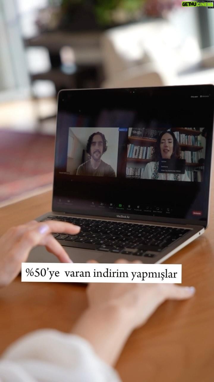 Akasya Asıltürkmen Instagram - Meet2Talk’ta sabit eğitmenlerle ve sabit katılımcılarla sosyalleşerek, sohbet ederek İngilizcenizi geliştirebilirsiniz. ➔ Sadece yeni başlayanlar için değil ileri seviyedeki kişiler için de bildiklerini unutmamak ve İngilizcelerini özel alanlarda geliştirebilecekleri farklı seviyelerde oturumlar var. ➔ Meet2Talk danışmanları üyeliğiniz süresince sizi destekliyor, gelişiminizi takip ediyor ve sizin için ihtiyacınız olan önerileri sunuyor olacaklar. ➔ Meet2Talk’ta İster online ister cafelerden oturumlara katılarak size en uygun şekilde İngilizce maceranızı başlatabilirsiniz. Hatta çocuklar için Meet2Talk Kids bile var. 20-25 Kasım tarihleri arasında AKASYA50 kodu ile meet2talk.online web sitesinden size en uygun paketi seçip bu indirimlerden yararlanabilirsiniz. @meet2talk.cafe #işbirliği