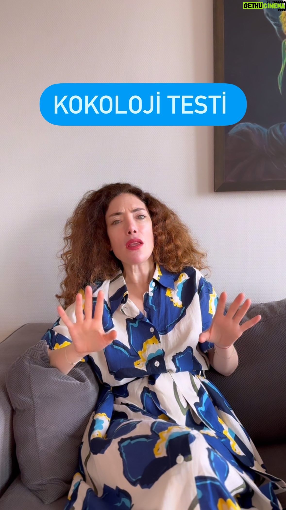 Akasya Asıltürkmen Instagram - 1. “Eyvah bu şaka olmalı! Yani şimdi yarına kadar bekleyecek miyim? Ne giyeceğim peki?” Stres seviyesi: 80. Hayatınızda yanlış gidebilecek tüm küçük detayların sizi etkilemesine izin veriyorsunuz ve şimdi stres seviyeniz öyle bir noktaya ulaşmış ki en küçük şey bile gününüzü zehir etmeye yetiyor. Biraz durup gevşemenin zamanıdır, yoksa sağlığınız etkilenecek. 2. “Biraz daha bekleyip havaya bakalım belki düzelir.” Stres seviyesi: 50. Hayatınızdaki stres sizi fazla etkilemiyor ve işler planlandığı gibi gitmediğinde olaya iyi bir açıdan bakabiliyorsunuz. Sorunlar ortaya çıktığında onları çözmeye devam edin, durumunuz oldukça iyi. Unutmayın her stres kötü değildir. Hayatınızdaki stresin sizi motive etmesini sağlayın. 3. “E güzel demek ki bugün çamaşır yıkamayacağım.” Stres seviyesi: Neredeyse sıfır. Küçük sorunların sizi etkilemesine izin vermiyorsunuz. Bu hayatı kolaya alan felsefenizin haklı olduğu bir şey var: Hayıflanarak yağmurun yağmasını engelleyemezsiniz. 4. “Yağmur yağsa da yağmasa da bu çamaşırları yıkayacağım.” Stres seviyesi: Neredeyse 100. Hayatınızda o kadar çok stres var ki gerçeği inkar ediyor ve olanaksızı elde etmeye çabalıyorsunuz. Ve başaramadığınızda daha büyük sorunlarla ve daha çok stresle karşı karşıya kalıyorsunuz. Biraz rahatlamak için zaman ayırsanız ve düşünseniz o zaman boşa harcadığınız çabayı göreceksiniz. Azıcık yavaşlayın ve işleri biraz kolay yanından alın. Aynı çorabı bir gün daha giymek sizi öldürmez.