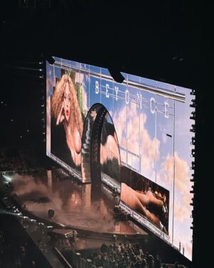 Akilah Hughes Instagram - ✨You wish I was your pound cake, boy you know I look good af ✨

Made our way to DC to see the Queen. The best live vocalist of our lifetime. The best performer PERIOD. Icon icon icon. @beyonce 👸🏾 Did she perform in the rain for a sold out arena? Yes. Did she pay to keep the metro open due to the delay? Yes ma’am. Did I levitate and transform like that Sailor Moon transformation? Yes. I’m different now. I lost my voice. If you get a chance to see her and you don’t, so embarrassing. The greatest to ever do it. 🖤🩶🖤