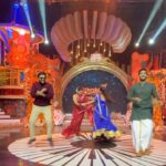 Akshaya Kandamuthan Instagram - dancing with Co actors. 😊😊 . . #vikramshri #vijaytelevision #ahakalyanam #show #fun #shooting