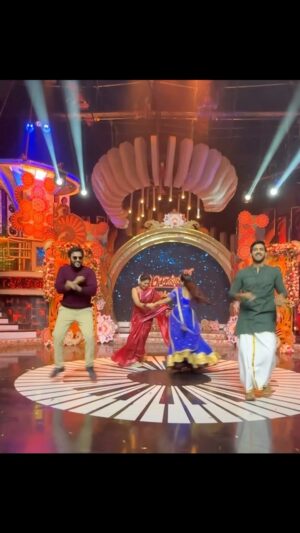 Akshaya Kandamuthan Instagram - dancing with Co actors. 😊😊

.
.
#vikramshri #vijaytelevision #ahakalyanam #show #fun #shooting