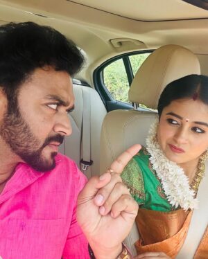 Akshaya Kandamuthan Instagram - While shooting Aaha Kalyanam with Jerry 😂😂. @akshaya_kandamuthanoffi 

.
.
#vikramshri #ahakalyanam #picoftheday #sunday #shooting #instagram #trending #serial