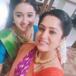 Akshaya Kandamuthan Instagram - With my FAVOURITEEEEEEEEEE MARUMAGA... 😆😆😆😆😁😁😁😁😁😃😃😃💕 @akshaya_kandamuthanoffi #motherinlaw #maamiyar #reelsviral #viral #viralvideos #viralreels #photography #photooftheday #photographer #instaphone #india #instafashion #instahair #instaphoto #friends #friends #friendship #fruits #keepgoing #keepsupporting #aahakalyanam #aahakalyanam😍 #aahakalyanam #aahakalyanam #serial #shoot #shooting #goodtime #good