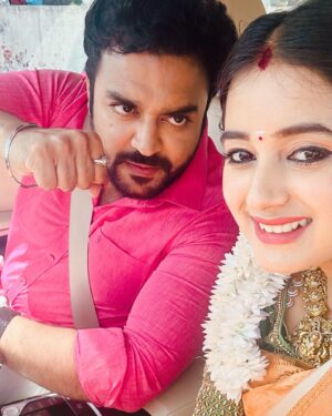 Akshaya Kandamuthan Instagram - While shooting Aaha Kalyanam with Jerry 😂😂. @akshaya_kandamuthanoffi 

.
.
#vikramshri #ahakalyanam #picoftheday #sunday #shooting #instagram #trending #serial