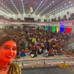 Akshaya Kandamuthan Instagram - காஞ்சிபுரத்தில் நடந்த விஜய் நவராத்திரி கொண்டாட்டத்தின் சில புகைப்படங்கள் ..😄 #vijaynavarathirikondattam #navarathiricelebration #navarathirifestival #vijaytelevision