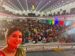 Akshaya Kandamuthan Instagram - காஞ்சிபுரத்தில் நடந்த விஜய் நவராத்திரி கொண்டாட்டத்தின் சில புகைப்படங்கள் ..😄 #vijaynavarathirikondattam #navarathiricelebration #navarathirifestival #vijaytelevision