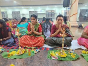 Akshaya Kandamuthan Instagram - காஞ்சிபுரத்தில் நடந்த விஜய் நவராத்திரி கொண்டாட்டத்தின் சில புகைப்படங்கள் ..😄 #vijaynavarathirikondattam #navarathiricelebration #navarathirifestival #vijaytelevision