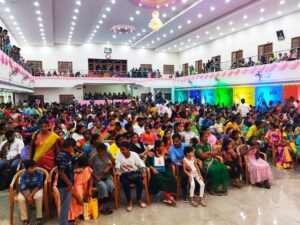 Akshaya Kandamuthan Instagram - காஞ்சிபுரத்தில் நடந்த விஜய் நவராத்திரி கொண்டாட்டத்தின் சில புகைப்படங்கள் ..😄 #vijaynavarathirikondattam #navarathiricelebration #navarathirifestival #vijaytelevision