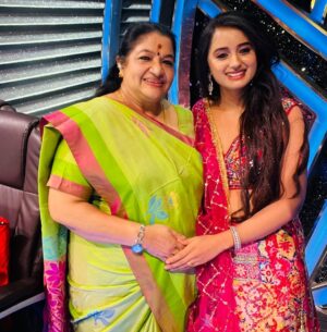 Akshaya Kandamuthan Instagram - ❤️🥰 I am so  happy to meet u amma🙏🏻 @kschithra