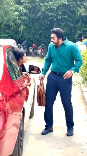 Akshaya Kandamuthan Instagram - How many people can remember this scene? after seeing Maha, I got scared. 😂😂
Fun Behind the scene. 
.
. 
#vikramshri #ahakalyanamserial #cinema #indianfilms #reelsinstagram #instadaily #instago #viralreels