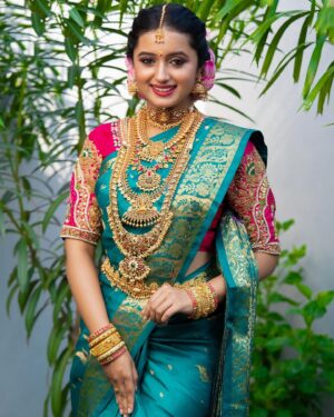 Akshaya Kandamuthan Instagram - Mallu Wedding  Bridal Look ❤️
.
.
For Bridal Enquiry Kindly Dm/ Watsapp @6381950927.
.
Makeup, Drape & Hair : @honey_s_bridal_studio_cbe 
Muse : Angel @akshaya_kandamuthanoffi 
Photography: @shades_of_vijay
Jewellery : @ammu_bridal_jewellery , @honey_s_bridal_studio_cbe 
Costume : @honey_s_bridal_studio_cbe 
Blouse : @mokshe_rental_destination