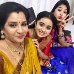 Akshaya Kandamuthan Instagram - வயது, உருவம், இடம், இன்னும் நிறைய வேறுபாடுகள் இருந்தாலும் உழைக்கும் இடம் இணைத்து வைக்கிறது❤️❤️😍😍😍 #picoftheday #smile #beautiful #follow #jaya #shooting #serial #vijaytvserial #ahakalyanamserial #loveyourself