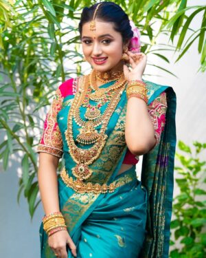 Akshaya Kandamuthan Instagram - Mallu Wedding  Bridal Look ❤️
.
.
For Bridal Enquiry Kindly Dm/ Watsapp @6381950927.
.
Makeup, Drape & Hair : @honey_s_bridal_studio_cbe 
Muse : Angel @akshaya_kandamuthanoffi 
Photography: @shades_of_vijay
Jewellery : @ammu_bridal_jewellery , @honey_s_bridal_studio_cbe 
Costume : @honey_s_bridal_studio_cbe 
Blouse : @mokshe_rental_destination