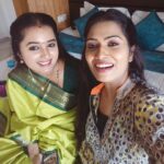 Akshaya Kandamuthan Instagram - With darling of Aahakalyanam❤️🥰 # @akshaya_kandamuthanoffi Belated birthday wishes sweetie 🎂🥰 Stay blessed 🤚🤚 Lots of luv 💞💞💞💞 #aahakalyanam #vijaytelevison #vijaytvserials#trendingserial