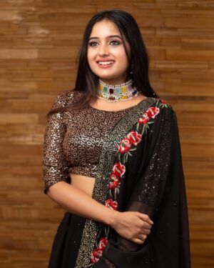 Akshaya Kandamuthan Instagram - Royal Reception/Bridesmaid Look ❤️
.
.
For Bridal Enquiry Kindly Dm/ Watsapp @6381950927.
.
Makeup, Drape & Hair : @honey_s_bridal_studio_cbe 
Muse : Vijay Tv Fame @akshaya_kandamuthanoffi 
Costume & Styling : @honey_s_bridal_studio_cbe 
Photography: @shades_of_vijay