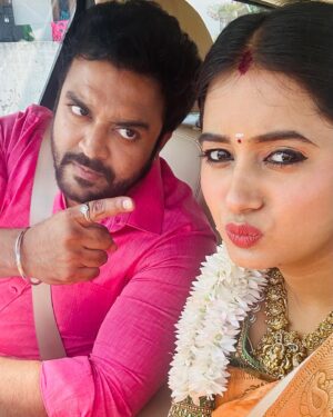 Akshaya Kandamuthan Instagram - While shooting Aaha Kalyanam with Jerry 😂😂. @akshaya_kandamuthanoffi 

.
.
#vikramshri #ahakalyanam #picoftheday #sunday #shooting #instagram #trending #serial