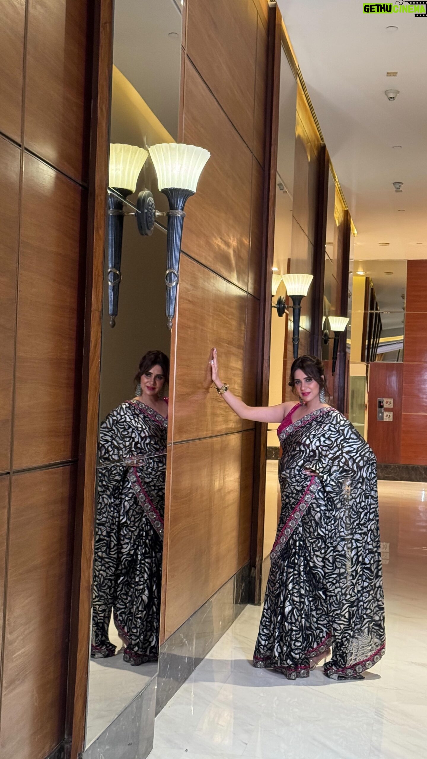Akshitaa Agnihotri Instagram - If manifestation had a face this would be itβ¨πββοΈ Wearing @sangeetakrishnani_fashion Jewellery @sorayajewels.in Only @wowtalk.in @holidayinn Hosted n interview by @realsimranahuja #talkshows #wow #wowmoment #akshitaaagnihotri
