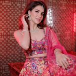 Akshitaa Agnihotri Instagram - @akshitaa.agnihotri Mehendi ceremony with divine makeup, a celebration of beauty, a moment so fine. Makeup and Hair: @ojasrajani Outfit Draping: @ojasrajani Creative Styling: @ojasrajani Outfit: @pawanandpranav Jewellery: @malkishjewels Venue: @jwsahar #ojasrajani #ojasrajaniacademy #ojasrajanibride #bridesofojasrajani #ojasrajanimakeup #ojasrajanimakeupnhair #ojasrajanihair #makeupbyojasrajani #bridalmakeupartist #bridalmakeup #bridalmakeupnhair #weddingmakeupnhair #weddingdayglamour #bridalglamour #bridalglam #makeupideas #bridalmehndi #mehndiart #mehendidesigns #hennafun #mehendiceremony #weddingphotography #mehendinight #wedmegood #indianbride #mehandidesign #instagood #viralpost