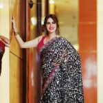 Akshitaa Agnihotri Instagram - -Voh sadagi ki baatein karta hai meri saree dekh kar🫣🤭🥰 Wearing @sangeetakrishnani_fashion Jewellery @sorayajewels.in Gracing the event @wowtalk.in #saree #sareelove #sareeindia #talkshiw #beyourself #akshitaaagnihotri