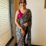 Akshitaa Agnihotri Instagram – Akshata in our Brasso printed georgette black n silver sari teamed with a hand embroidered zardozi border in silver n hot pink finished with hot pink facing n teamed with a hot pink sequenced choli for an ultra glam look..

#akshitaaagnihotri #sangeetakrishnani #saree #indianoutfit #fashion #outfitinspiration #outfitoftheday