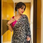 Akshitaa Agnihotri Instagram – Akshata in our Brasso printed georgette black n silver sari teamed with a hand embroidered zardozi border in silver n hot pink finished with hot pink facing n teamed with a hot pink sequenced choli for an ultra glam look..

#akshitaaagnihotri #sangeetakrishnani #saree #indianoutfit #fashion #outfitinspiration #outfitoftheday
