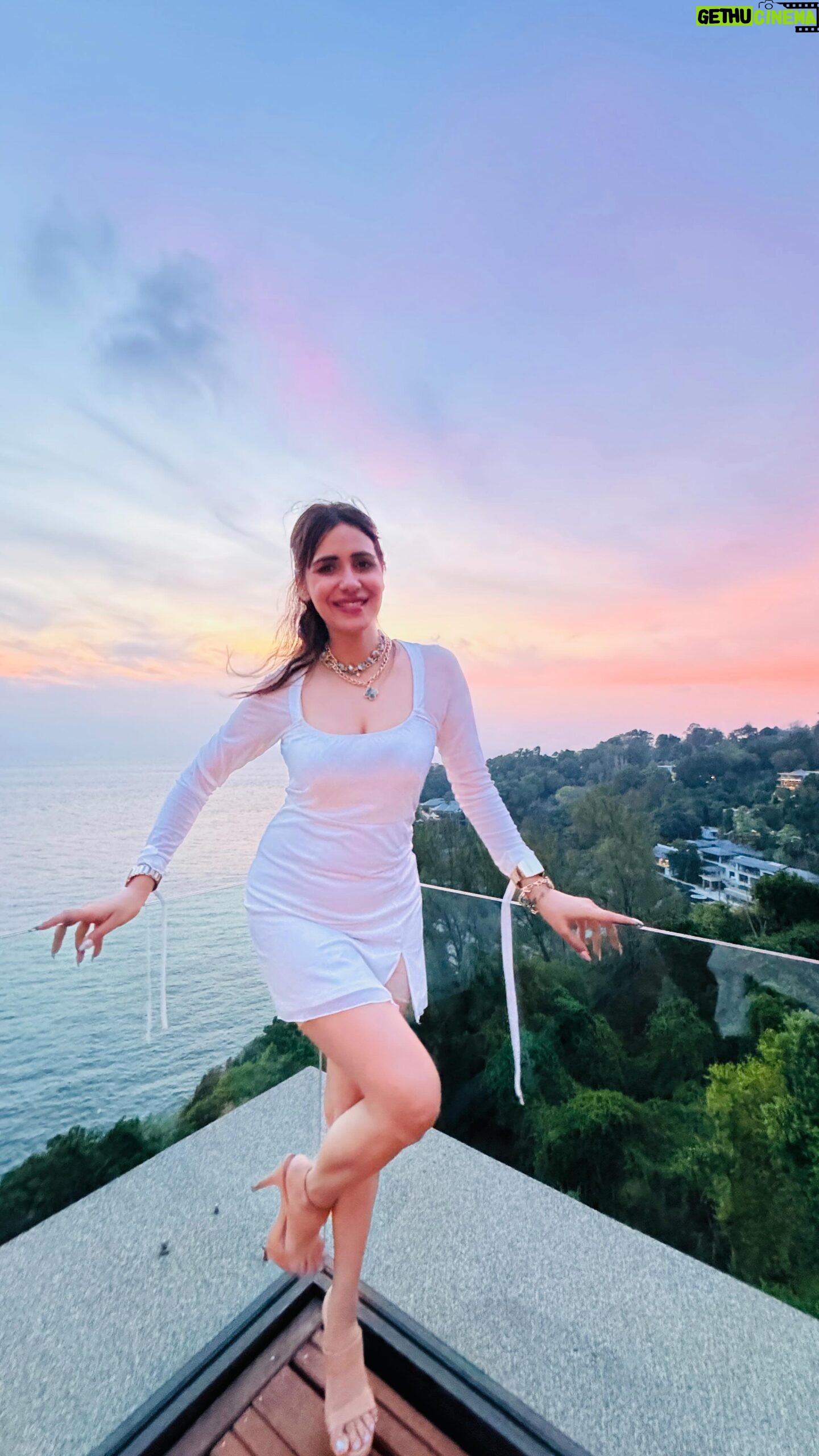 Akshitaa Agnihotri Instagram - Embrace your uniqueness.🫠✨🙂↔️ . Wearing @newmeogs @newme.asia Jewellery @sorayajewels.in . . #statementjewelry #gajagamini #walk #jewel #akshitaaagnihotri