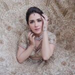 Akshitaa Agnihotri Instagram - Inner beauty shines brightest ✨️🫰🏻❤️ Photography: @lsd.photography.official Makeup and Hair: @ojasrajani Outfit: @pawanandpranav Jewellery: @malkishjewels . . . . . #lsdphotography #akshitaaagnihotri #ojasrajani #bride #sabhyasachi #indianbride #bridestory #makeup #photography #portrait #picoftheday #lehnga #stories