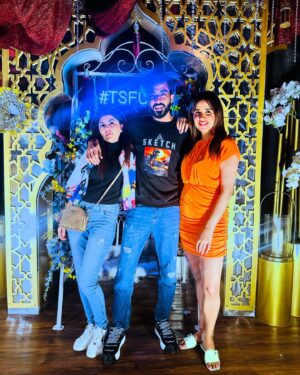 Akshitaa Agnihotri Instagram - Missing my laal peels mera yaara mera Neela @sumrinauae @djsketchdubai @montypanesarphotography 😍🥰

@dubai @visit.dubai @lovindubai 

#
