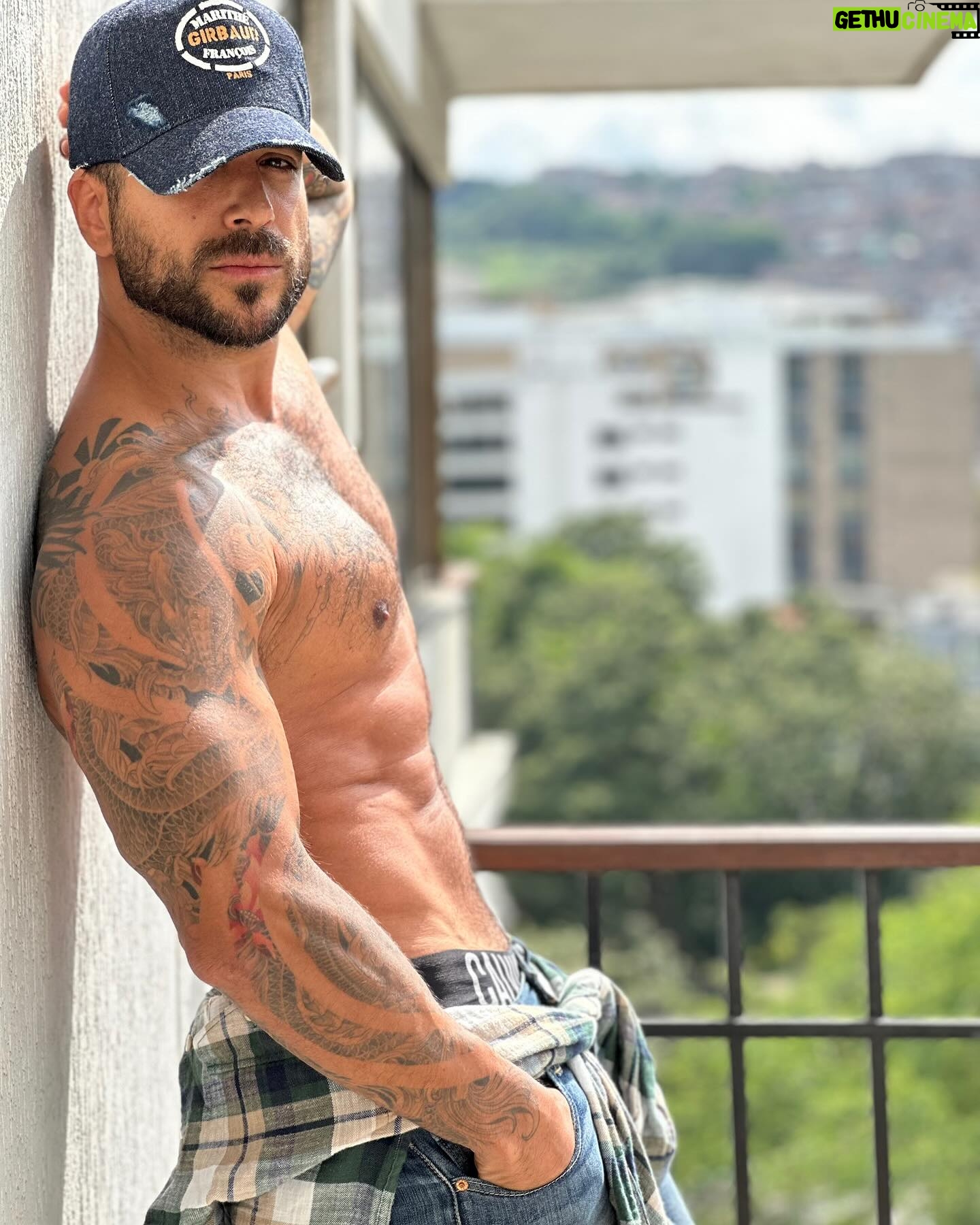 Alain Rocben Instagram - Qu'est-ce qui compte le plus pour vous dans le choix d'un partenaire : intellect, émotions, physique ou autre ?