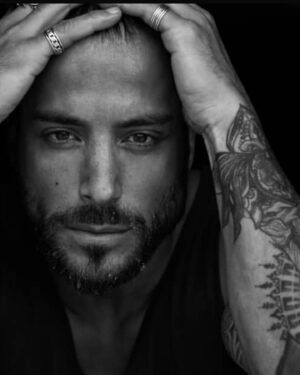 Alain Rocben Instagram - "Quand vous photographiez des gens en couleur, vous photographiez leurs vêtements. Mais quand vous les photographiez en noir et blanc, vous photographiez leur âme !"
#portrait #portraitblackandwhite #portraitphotography #portraitphotographer #portraitshoot #alainrocben