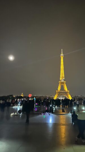Alain Rocben Instagram - Retour à la maison 👩‍❤️‍👨🗼🌕 #paris #viewparis #podr #parisfrance #parisvibes #europe #travelgirl #instaphotography #wiat #zwiedzamy #c #rejs #ekszta #sekwana #beautydestination #zwiedzambolubi #paryz #pary #niceplaces #niczka #ig #pieknewidoki #europa #arcdetriomphe #es #leschamps #leschampselysees #lys #citybestviewsy #vacations