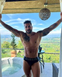 Alain Rocben Instagram - Mes chères amis officiellement je déménage ! @poemaglamping #colombia🇨🇴 #colombiatravel #medellincolombia #alainrocben