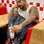 Alain Rocben Instagram - 🇫🇷Pourquoi c’est quand je commence la diet que j’ai le plus envie de 🍔🍟🥤 🇪🇸Porque es cuándo empezó la dieta que mas me apetece comer 🍔🍟🥤@fiveguys #fiveguys #hamburguesa #fastfood #foodporn #cheatmeal