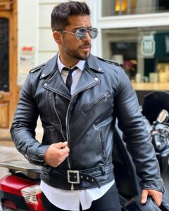 Alain Rocben Instagram - 🇫🇷 Je suis fan absolu de cette marque depuis des années. Je possède casiment tous leurs modèles (Perfecto, Bombardier, Bombers, Parka…) Alliance parfaite entre durabilité et beauté intemporelle @schottnyc_europe @schottnyc merci à vous, elle est juste magnifique ! 😎🤘🏼 🇪🇸Soy fan completo de esa firma la mitad de mis chaquetas (Perfecto, Bombers, Bombardeó B3, Parka) son de @schottnyc_europe @schottnyc me encanta cuando la belleza intemporal se acompaña de durabilidad os la recomiendo de corazón.😎 #schott #schottperfecto #schottnyc #fall #alainrocben #leatherjacket #leatherfashion #perfectojacket #schott