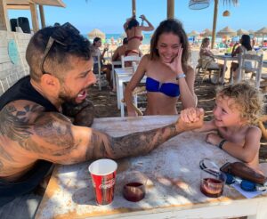 Alain Rocben Instagram - La Finale du Arm werstling champ beach 2020.🏆🥇
#armwrestling #strongman #onlythebest #beachday #champion #alainrocben