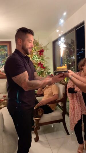 Alain Rocben Instagram - 31/12 🎂je termine l'année en beauté avec mon anniversaire   Fêtes de fin d'année 🥳.
Belle année 2024 à tous que Dieu vous bénisse. #mybirthday #itsmybirthday #itsmybirthday🎉 #alainrocben