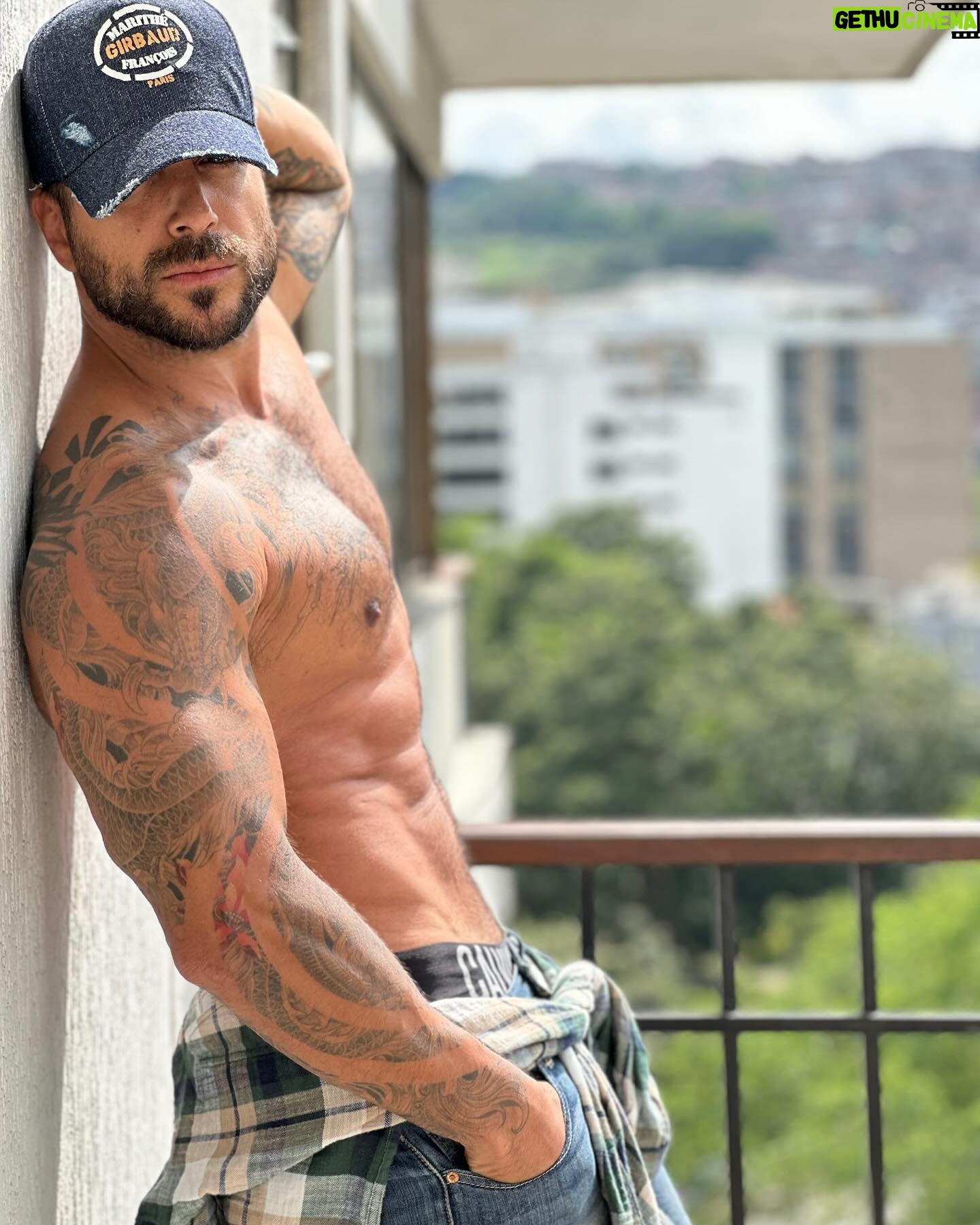 Alain Rocben Instagram - Qu'est-ce qui compte le plus pour vous dans le choix d'un partenaire : intellect, émotions, physique ou autre ?