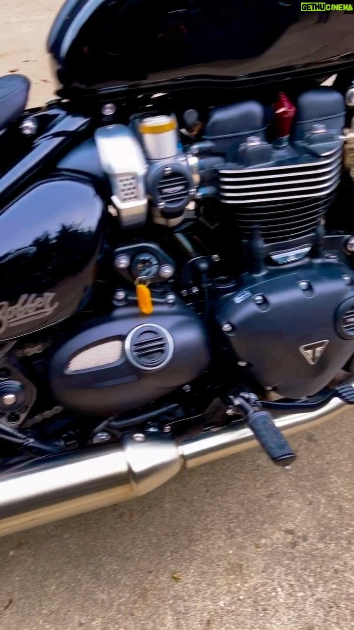 Alain Rocben - 19.6K Likes - Mon nouveau coup de folie 🚀, un grand merci mon partenaire @triumph.france pour ce magnifique modèle ! Vous en pensez quoi ? Vous êtes plus 🏍 ou 🚗 ? #triumphmotorcycles #triumphbonneville #triumph #triumphbobber #triumphbonneville #alainrocben