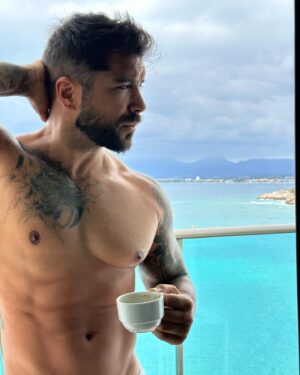 Alain Rocben Instagram - 🇫🇷 Dans quel programme 📺tu veux me voir ?
🇪🇸En que programa 📺quieres verme ? 
🇧🇷Em que programa de TV você quer me ver ?
🇬🇧What TV show do you want to see me on ?
#tvshow #tvshows #realityshow #alainrocben