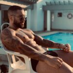 Alain Rocben Instagram - 🇨🇴Las 5pm Delicioso fin de tarde 30 grados a la sombra, el agua esta caliente y la compañía óptima. 🇫🇷 17h Délicieux fin d’après-midi, 30 degrés à l’ombre, l’eau est chaude et la compagnie optimale RAD. #swimmingpool #swimwear #alainrocben