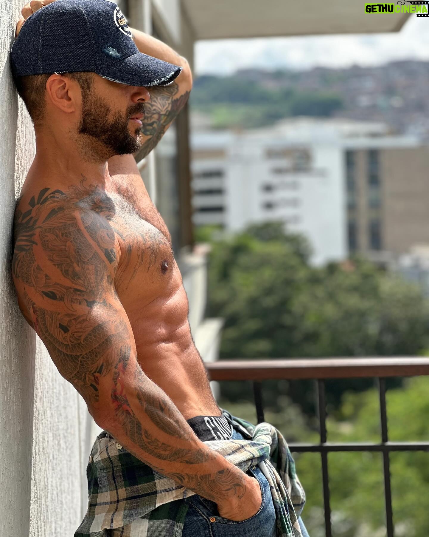 Alain Rocben Instagram - Qu'est-ce qui compte le plus pour vous dans le choix d'un partenaire : intellect, émotions, physique ou autre ?