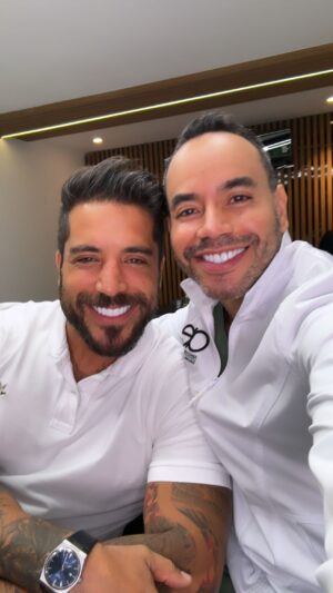 Alain Rocben Instagram - La confianza debe ser el pilar fundamental en el cual basamos nuestra conexión con el paciente, saber entender las expectativas y necesidades, es lo que genera un vínculo y crea una sinergia, lo cual nos llevara al éxito de cualquier tratamiento.

#smile #veneers #smiledesign #smiledesignbyalexanderestacio #diseñodesonrisa