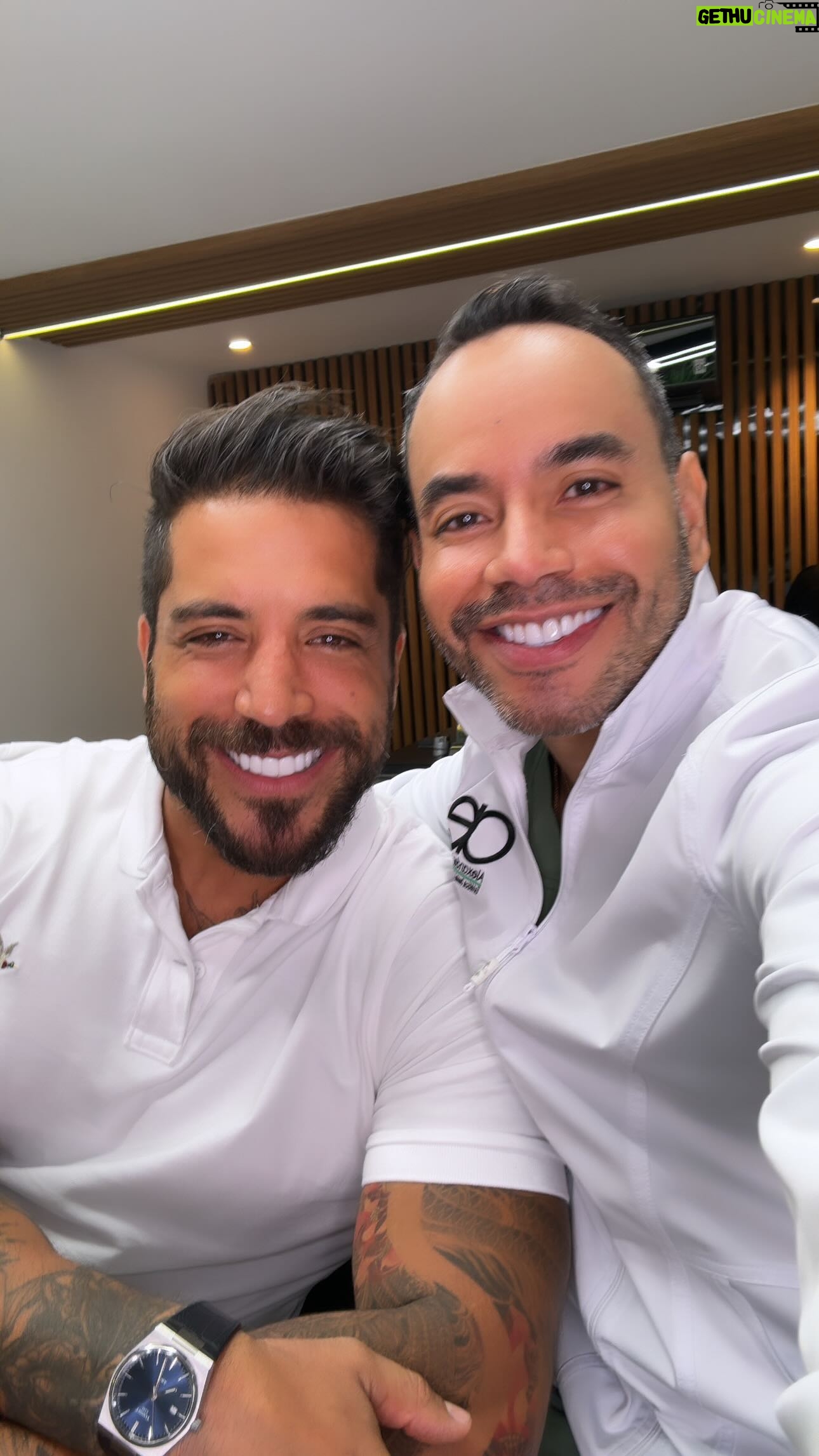 Alain Rocben - 2.3K Likes - La confianza debe ser el pilar fundamental en el cual basamos nuestra conexión con el paciente, saber entender las expectativas y necesidades, es lo que genera un vínculo y crea una sinergia, lo cual nos llevara al éxito de cualquier tratamiento.
#smile #veneers #smiledesign #smiledesignbyalexanderestacio #diseñodesonrisa