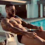Alain Rocben Instagram - 🇨🇴Las 5pm Delicioso fin de tarde 30 grados a la sombra, el agua esta caliente y la compañía óptima. 🇫🇷 17h Délicieux fin d’après-midi, 30 degrés à l’ombre, l’eau est chaude et la compagnie optimale RAD. #swimmingpool #swimwear #alainrocben