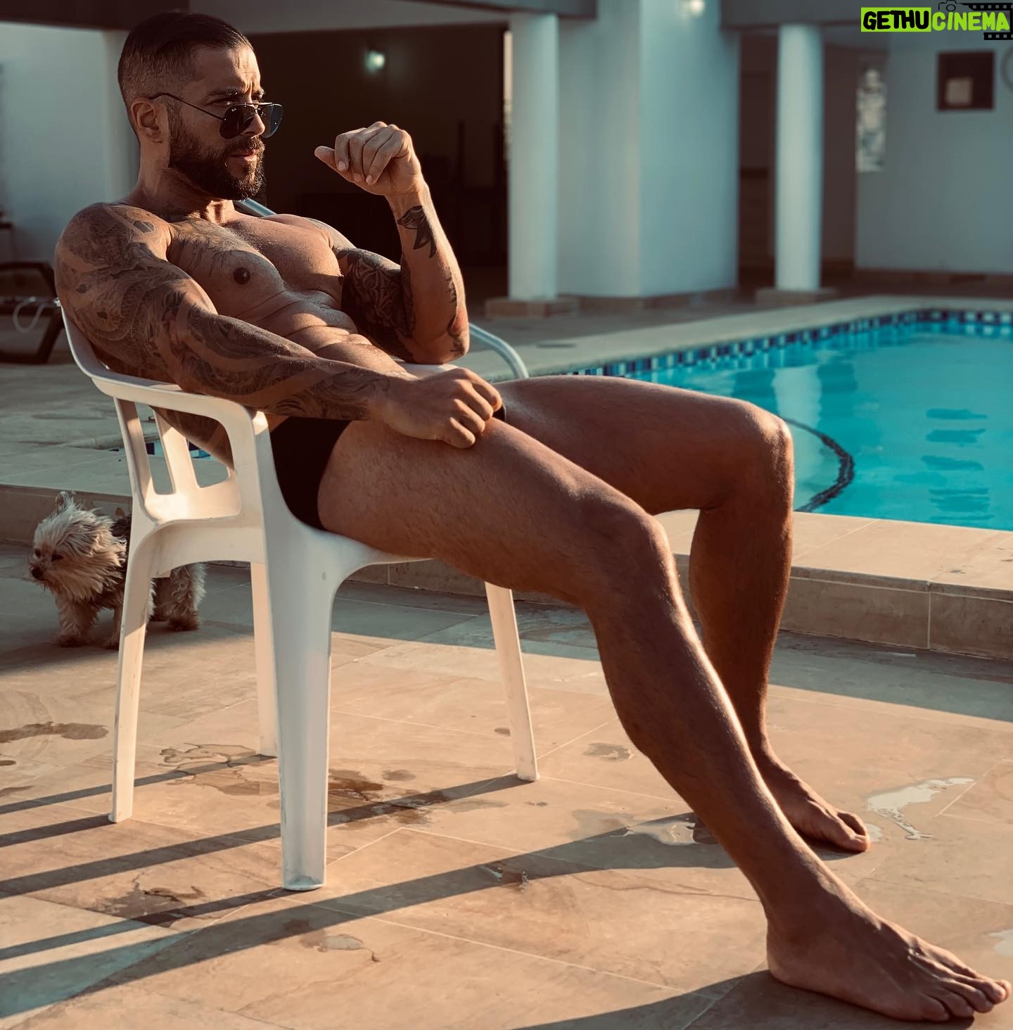 Alain Rocben Instagram - 🇨🇴Las 5pm Delicioso fin de tarde 30 grados a la sombra, el agua esta caliente y la compañÃa óptima. 🇫🇷 17h Délicieux fin d’après-midi, 30 degrés à l’ombre, l’eau est chaude et la compagnie optimale RAD. #swimmingpool #swimwear #alainrocben