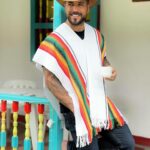 Alain Rocben Instagram - Que pensez vous de mon outfit, je passe pour un vrai colombien avec ou pas du tout 🧐😅 ? @hotelmomotuscocora ? #colombiano #colombiana #colombia🇨🇴 #sombreros #poncho #outfit