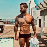 Alain Rocben Instagram - Qui veut connaître mon secret pour améliorer son physique malgré avoir chopé le covid et perdu 5kg ? (…). -Et toi t’as déjà eu le Covid ? -Comment tu l’as vécu, quels symptômes ? -T’as perdu combien de kg ? -T’as pris quoi comme médocs tu conseilles quoi aux autres ? -T’es chaud pour te (re)vacciner ou pas ? -Combien de temps ça t’as pris pour guérir ? -Un remède miracle, recettes de grand-mère pour ce soigner ? #fitness #fitnessgoals #fitfam #fitnesstrainer