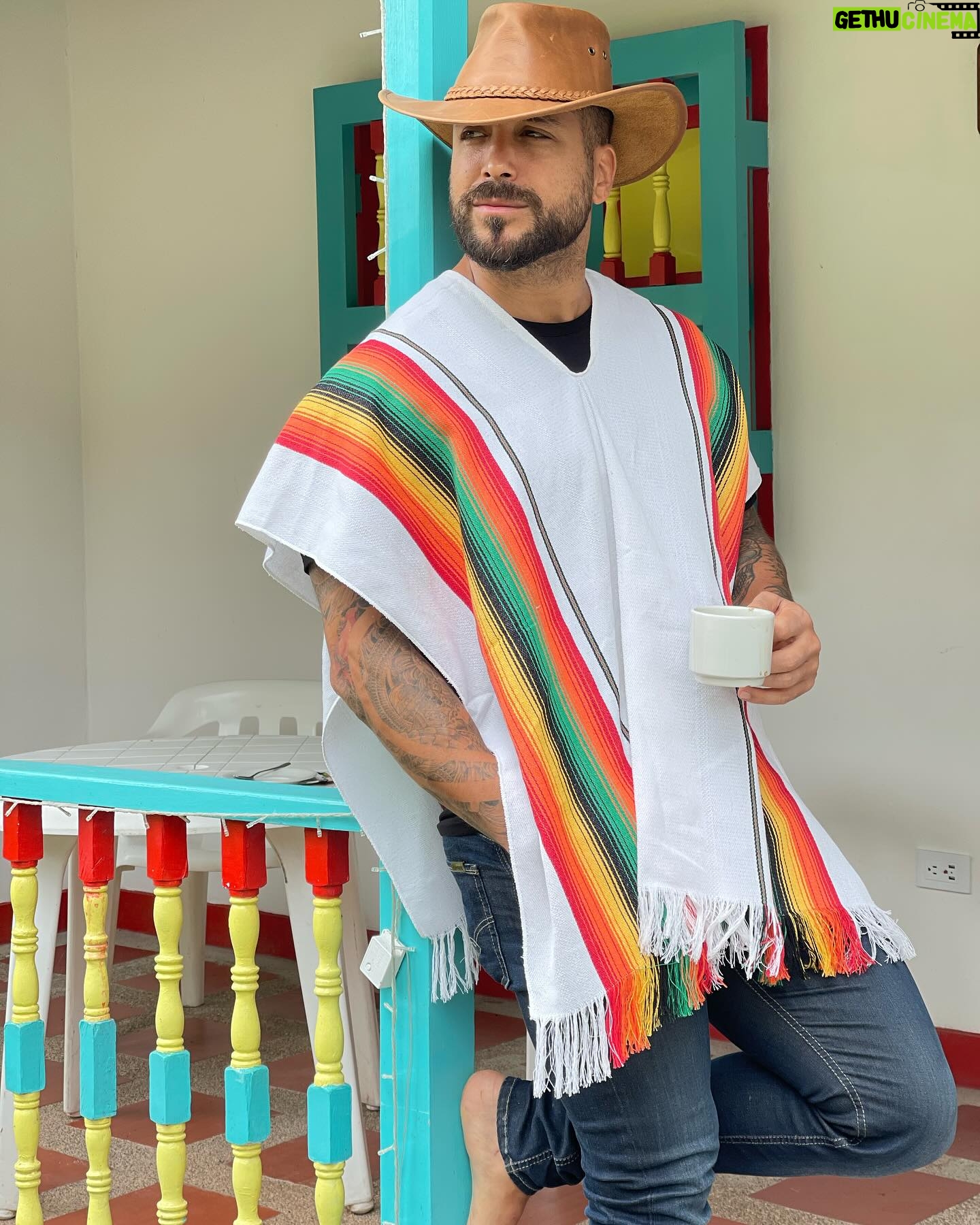 Alain Rocben Instagram - Que pensez vous de mon outfit, je passe pour un vrai colombien avec ou pas du tout 🧐😅 ? @hotelmomotuscocora ? #colombiano #colombiana #colombia🇨🇴 #sombreros #poncho #outfit