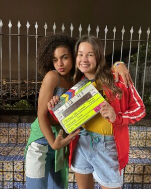 Alana Cabral Instagram - Lelê, quando eu te conheci (acho que você nem lembra) era sua fã, queria demaaais conhecer de verdade a pessoa maravilhosa que todo mundo me dizia que você é.. Eu só não contava que após alguns anos eu gravaria o meu PRIMEIRO LONGA da vida ao seu lado (@vivijundi maravilhosaa)!Consequentemente encontraria uma pessoa divertida, extremamente iluminada e o melhor, AMIGA. Mas assim, amiga mesmo! Aquelas que não passa nem uma semana de amizade e você já quer sair falando que ama, uma pessoa tão única e genuinamente você, que me fez confiar e acreditar na minha força e me apoiou como ninguém!
Obrigada por caminhar junto a mim em um projeto tão brilhante, “Meninas Não Choram” me proporcionou momentos incríveis ao seu lado e sou grata por isso!
Estou doida para o mundo ver a artista e pessoa maravilhosa que é Letícia Braga… Assistiremos com muito orgulho Pipa, Alana e o nosso lindo filme dia 30 de abril na Netflix❤️
@leticiabragaoficial